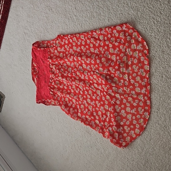 Red Daisy Print Lace Cutout Tank Top Blouse - Picture 5 of 9
